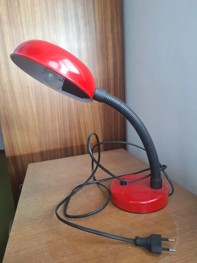 Lámpara de escritorio roja vintage
