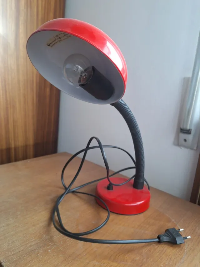 Lámpara de escritorio roja vintage