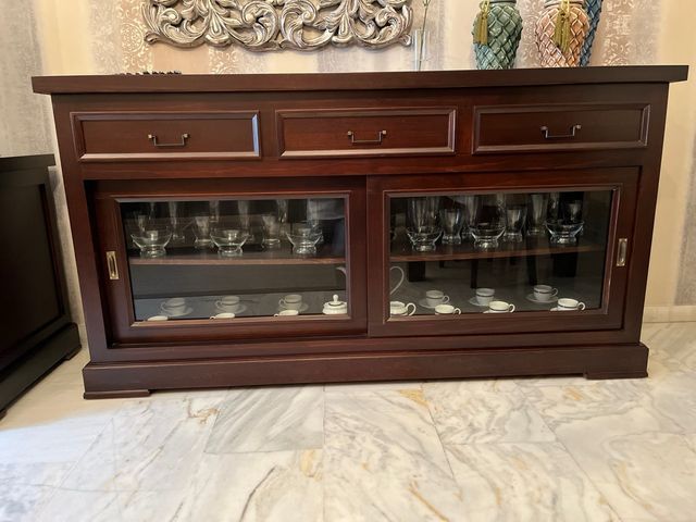 Credenza in legno con vetrina