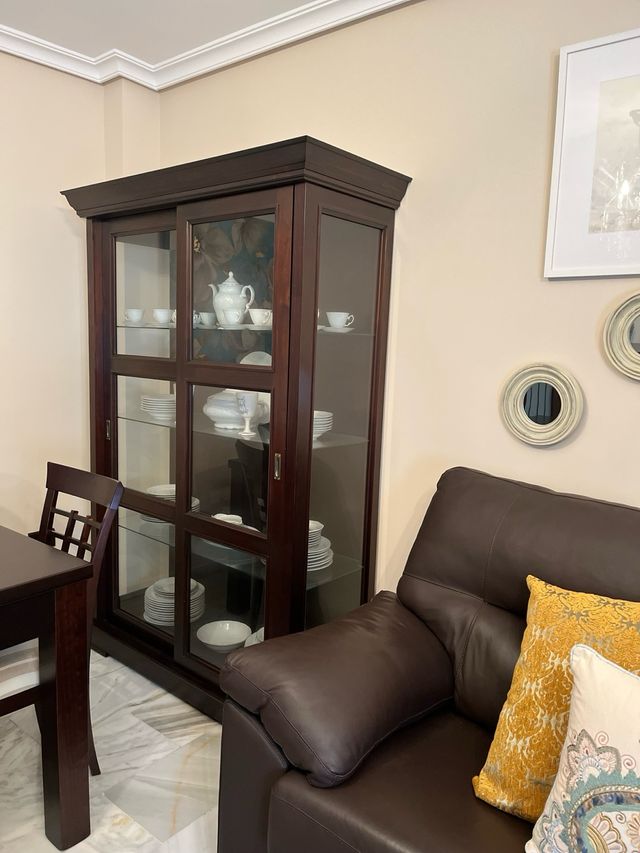 Credenza in legno con vetrina