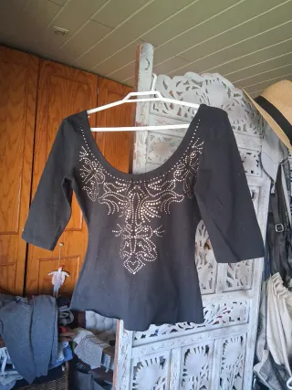 Camiseta negra escotada con abalorios T/XS