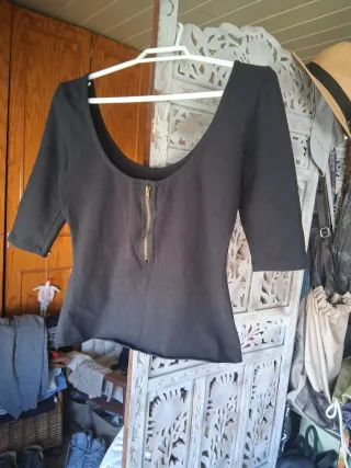 Camiseta negra escotada con abalorios T/XS