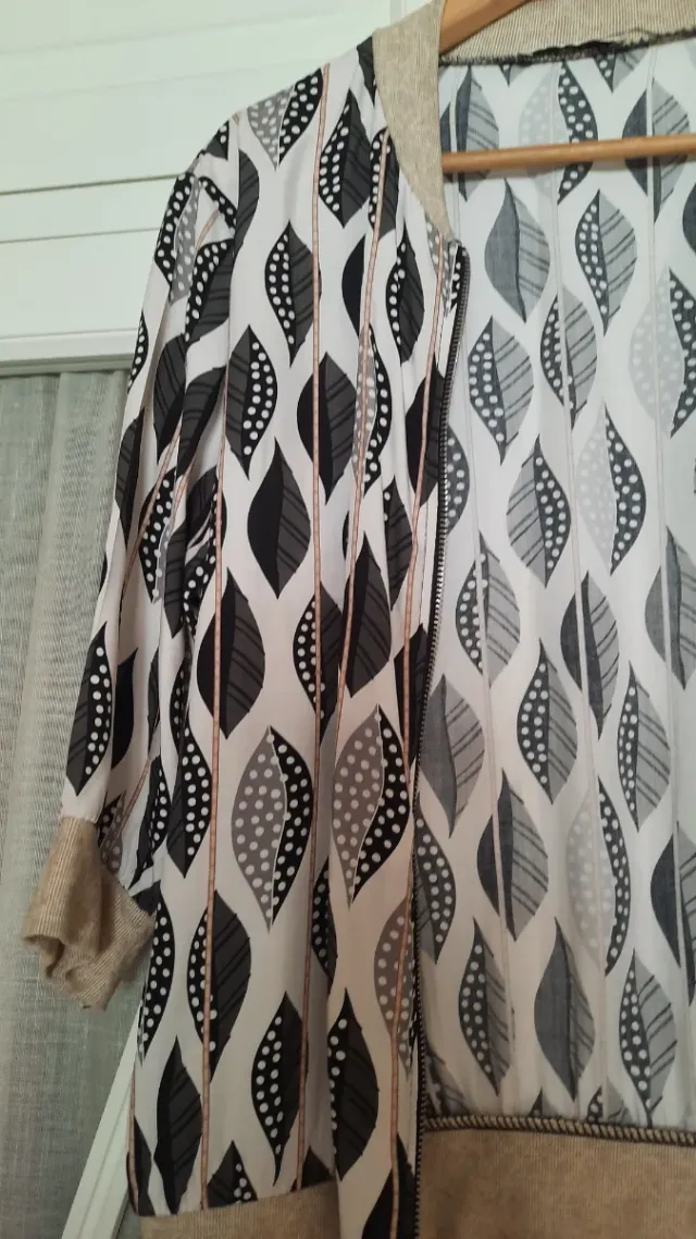 Bomber estampada Talla M