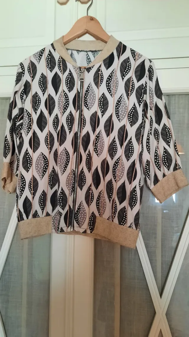 Bomber estampada Talla M