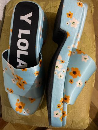 Sandalias Bimba y Lola turquesa y flores