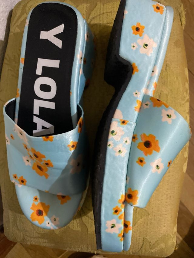 Sandalias Bimba y Lola turquesa y flores