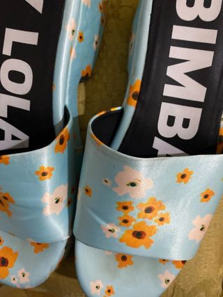 Sandalias Bimba y Lola turquesa y flores