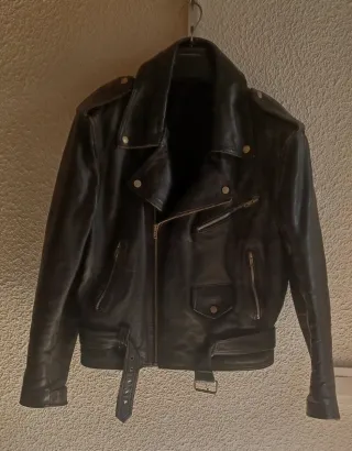 Cazadora de cuero negra