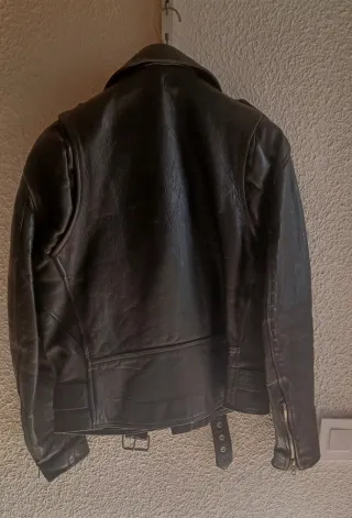 Cazadora de cuero negra