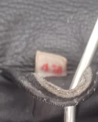 Cazadora de cuero negra