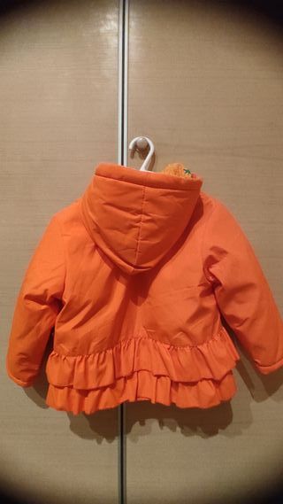 Abrigo niña naranja con bordado