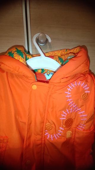 Abrigo niña naranja con bordado