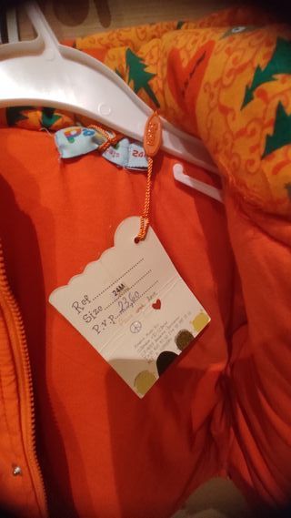 Abrigo niña naranja con bordado