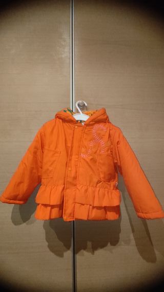 Abrigo niña naranja con bordado