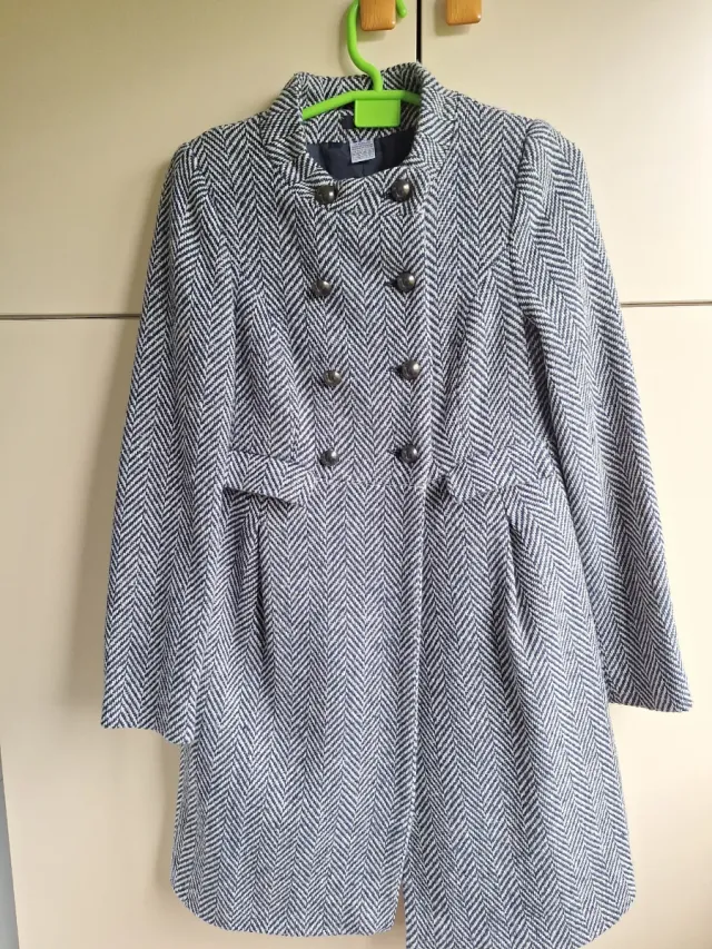 Abrigo gris y blanco