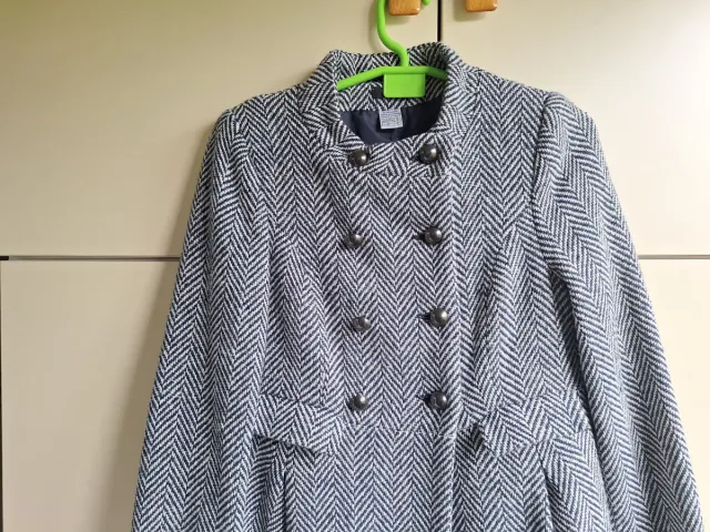 Abrigo gris y blanco