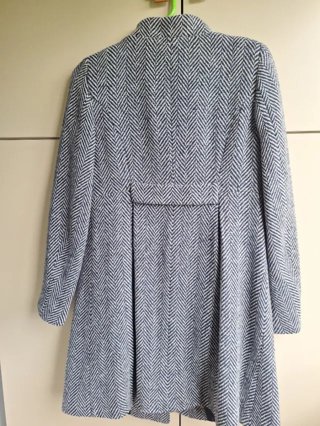 Abrigo gris y blanco