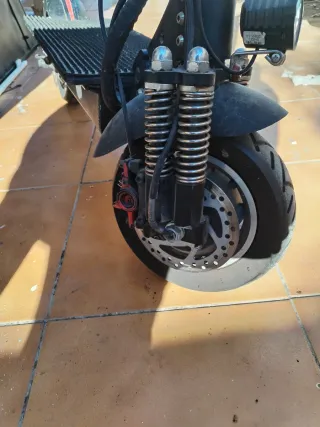 Patinete eléctrico negro