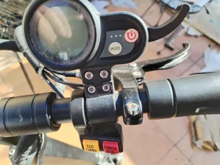 Patinete eléctrico negro