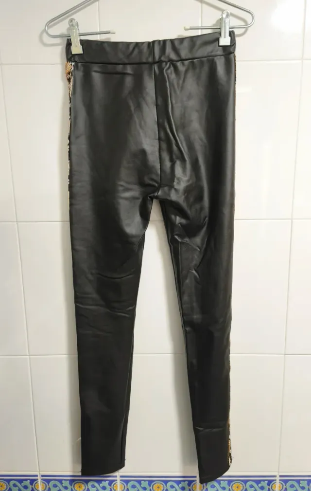 Leggings negros con detalle lateral