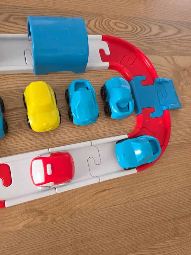 Pista per auto e elicottero per bambini