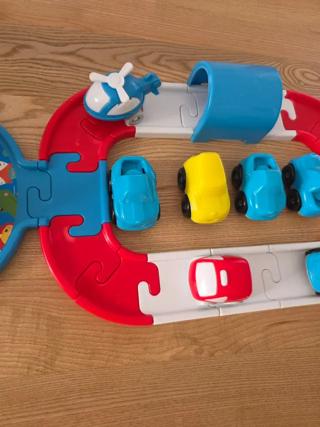 Pista per auto e elicottero per bambini