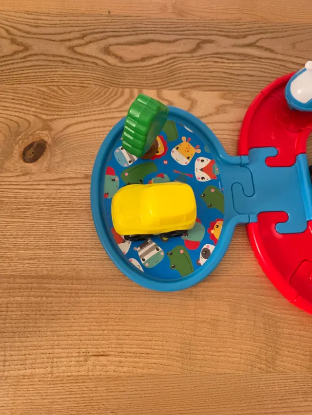 Pista per auto e elicottero per bambini