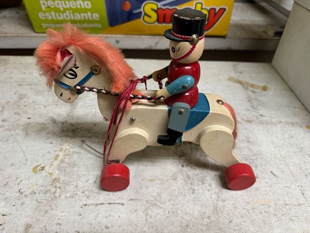 Caballito de madera antiguo con jinete