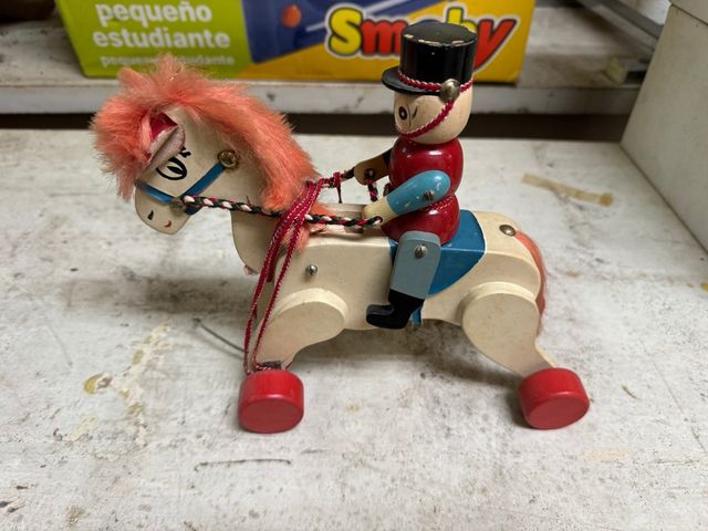 Caballito de madera antiguo con jinete