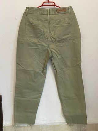 Pantalón boyfriend verde militar rasgado