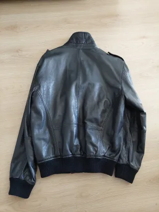 URGE: Chaqueta de cuero negra