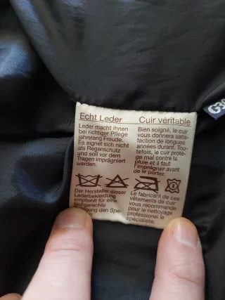 URGE: Chaqueta de cuero negra