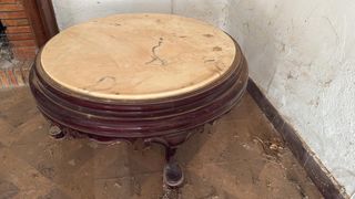 Mesa redonda de madera y mármol