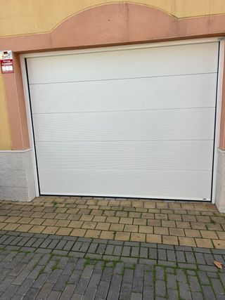 Puerta automática sectional blanca