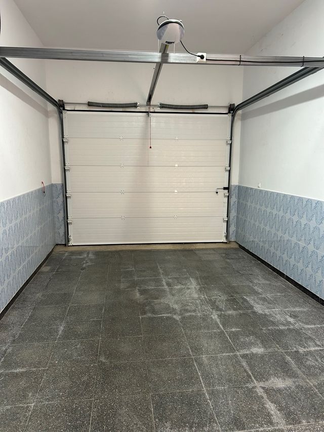 Puerta automática sectional blanca