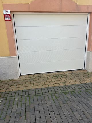 Puerta automática sectional blanca