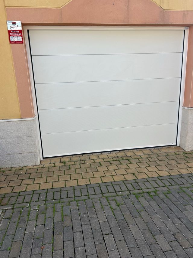 Puerta automática sectional blanca
