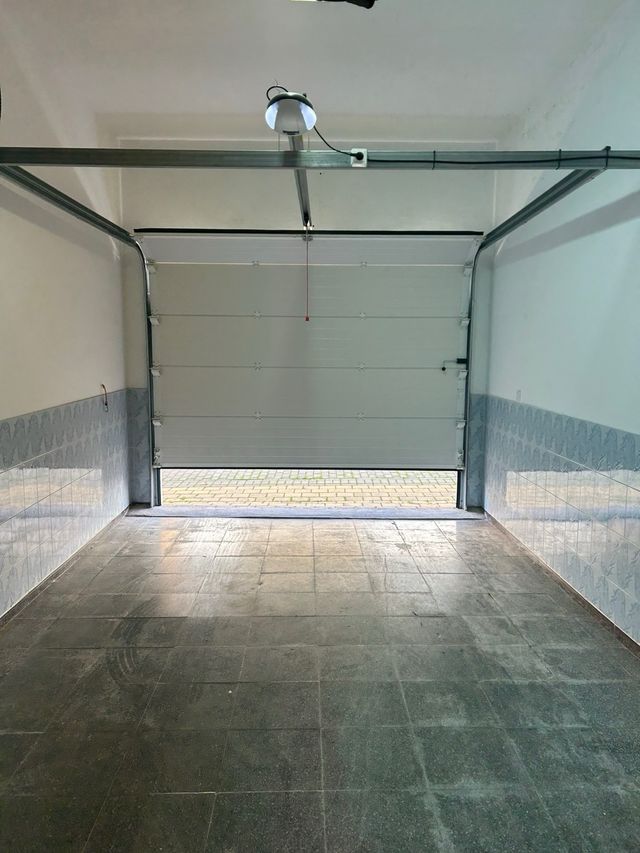 Puerta automática sectional blanca