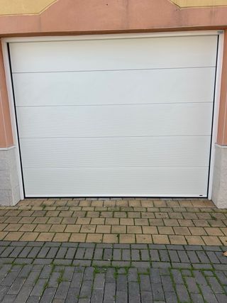 Puerta automática sectional blanca