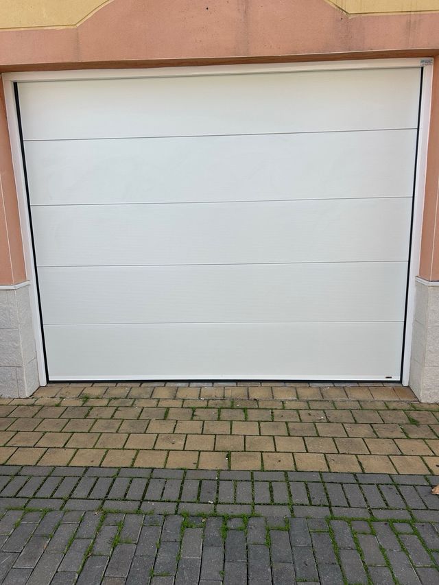Puerta automática sectional blanca