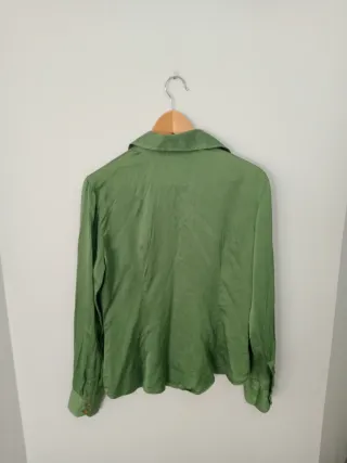 Blusa verde satinada manga larga