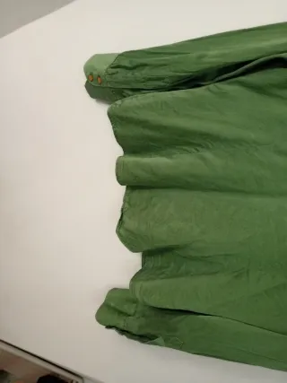 Blusa verde satinada manga larga