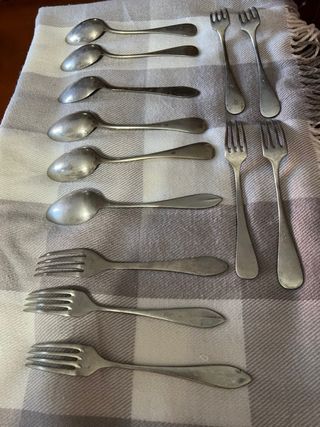 13 cubiertos antiguos de metal