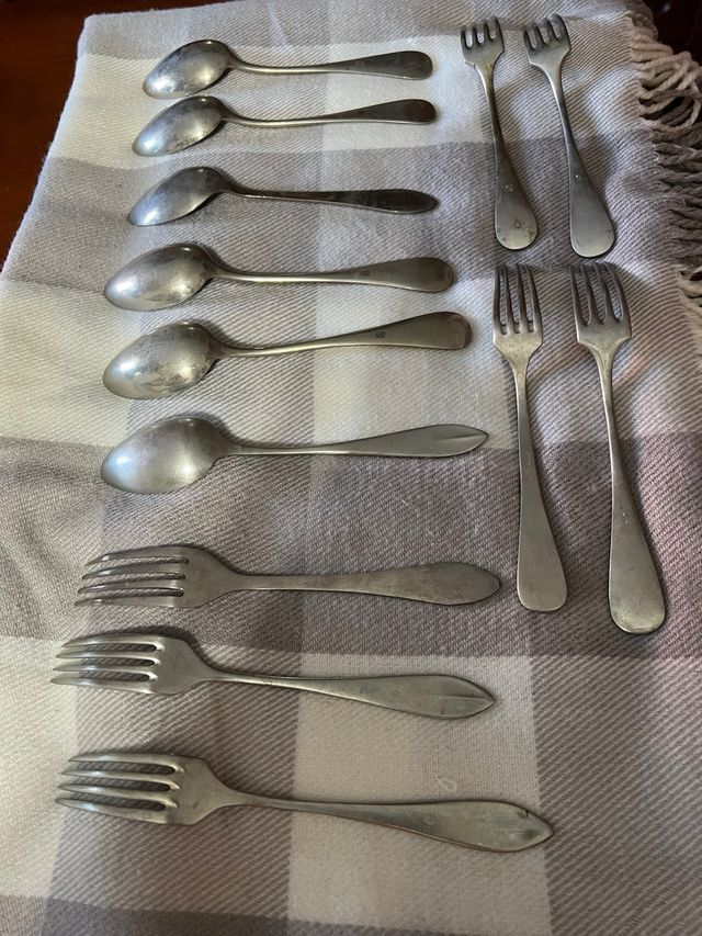 13 cubiertos antiguos de metal