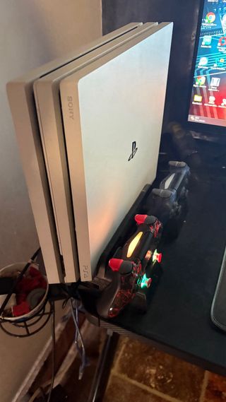 PS4 Pro + 2 Mandos + Base Carga + 6 Juegos