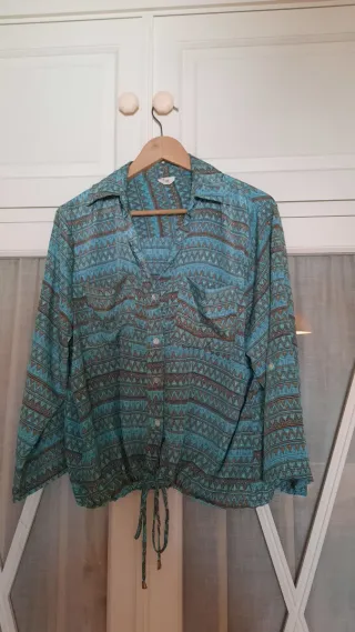 Blusa estampada azul  cordón por si quieres anudar