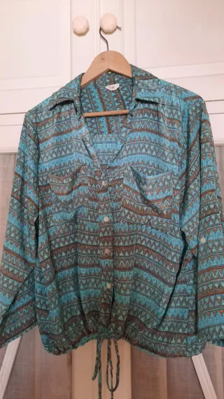Blusa estampada azul  cordón por si quieres anudar
