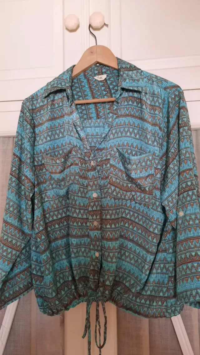Blusa estampada azul  cordón por si quieres anudar
