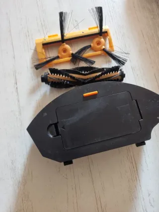 Depósito y cepillos robot aspirador