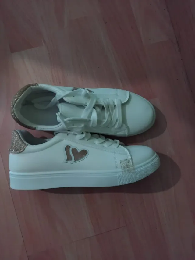 Zapatillas blancas con corazón nuevos sin usar